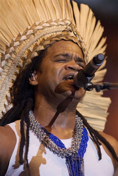 Carlinhos Brown: En explosiv blandning av musik och politik i Rio de Janeiro!